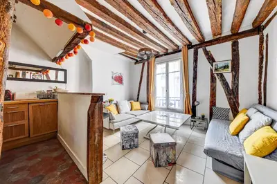 Coin salon dans l'établissement Appartement charmant, atypique et central !