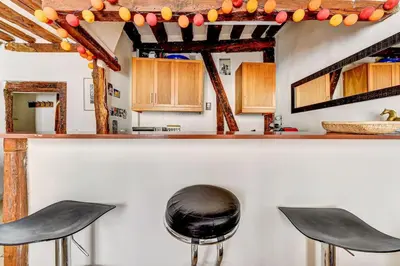 Cuisine ou kitchenette dans l'établissement Appartement charmant, atypique et central !