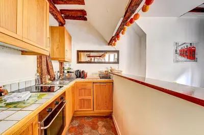 Cuisine ou kitchenette dans l'établissement Appartement charmant, atypique et central !