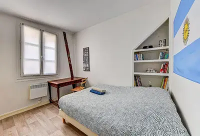 Un ou plusieurs lits dans un hébergement de l'établissement Appartement charmant, atypique et central !