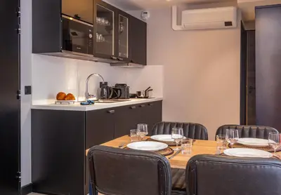 Cuisine ou kitchenette dans l'établissement Appart'hôtel East Paris Suite
