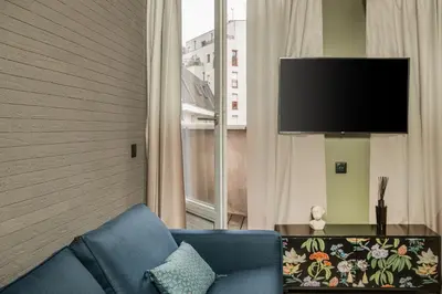 Télévision ou salle de divertissement dans l'établissement Appart'hôtel East Paris Suite