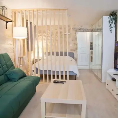 Isaure - Stylish Studio Sorbonne District