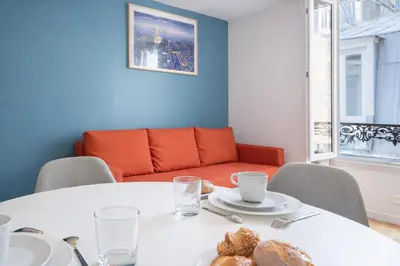 Coin salon dans l'établissement Parisian Charm Studio - Ideal Stay for 3 Guests