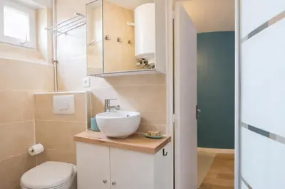 Salle de bains dans l'établissement Parisian Charm Studio - Ideal Stay for 3 Guests