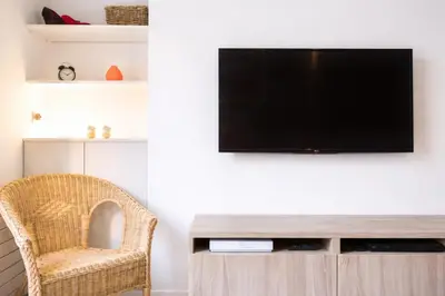 Télévision ou salle de divertissement dans l'établissement Parisian Charm Studio - Ideal Stay for 3 Guests