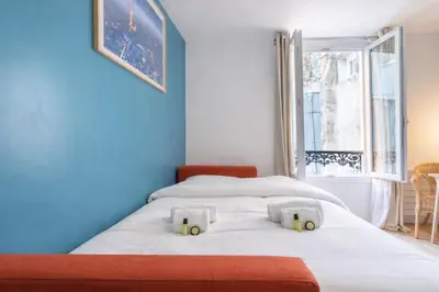 Un ou plusieurs lits dans un hébergement de l'établissement Parisian Charm Studio - Ideal Stay for 3 Guests