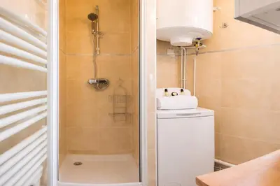 Salle de bains dans l'établissement Parisian Charm Studio - Ideal Stay for 3 Guests