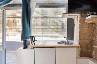 Cuisine ou kitchenette dans l'établissement Lou - Stylish Studio Montorgueil Historic Heights