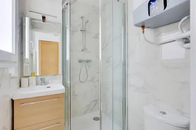 Salle de bains dans l'établissement Appartement Suite aux Portes de Paris