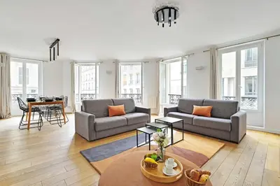 Coin salon dans l'établissement Renovated and modern 4BD for 12 guests