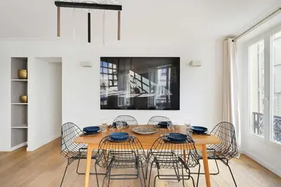 Coin salon dans l'établissement Renovated and modern 4BD for 12 guests
