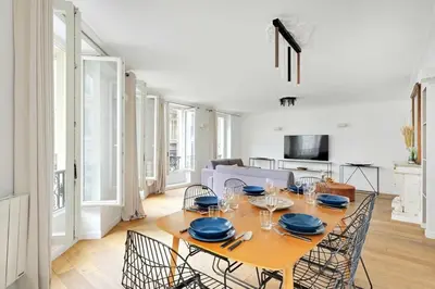 Cuisine ou kitchenette dans l'établissement Renovated and modern 4BD for 12 guests