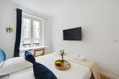 Télévision ou salle de divertissement dans l'établissement Renovated and modern 4BD for 12 guests