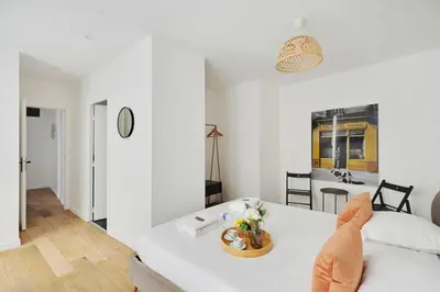 Coin salon dans l'établissement Renovated and modern 4BD for 12 guests