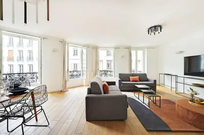 Coin salon dans l'établissement Renovated and modern 4BD for 12 guests