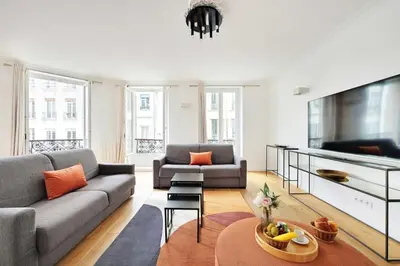 Télévision ou salle de divertissement dans l'établissement Renovated and modern 4BD for 12 guests