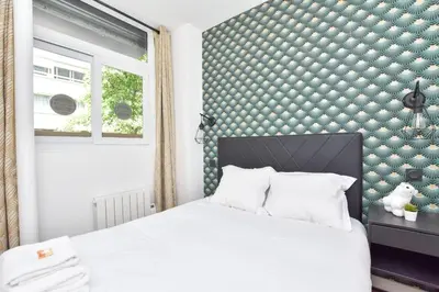 Un ou plusieurs lits dans un hébergement de l'établissement Renovated 2BD apartment in Parc Belleville
