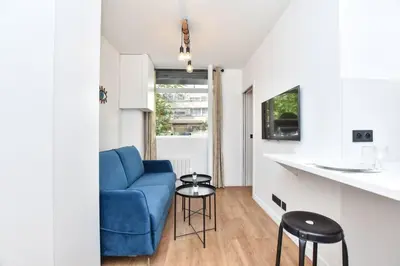 Télévision ou salle de divertissement dans l'établissement Renovated 2BD apartment in Parc Belleville