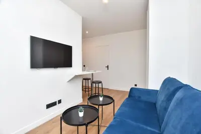 Télévision ou salle de divertissement dans l'établissement Renovated 2BD apartment in Parc Belleville