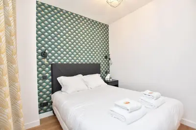 Un ou plusieurs lits dans un hébergement de l'établissement Renovated 2BD apartment in Parc Belleville