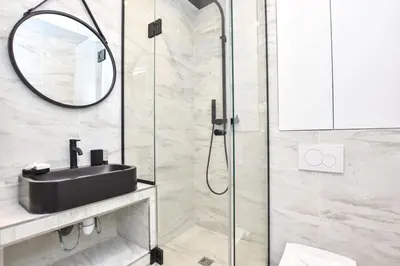 Salle de bains dans l'établissement Renovated 2BD apartment in Parc Belleville