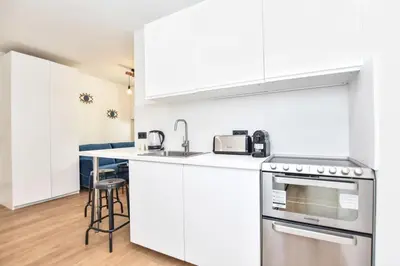 Cuisine ou kitchenette dans l'établissement Renovated 2BD apartment in Parc Belleville