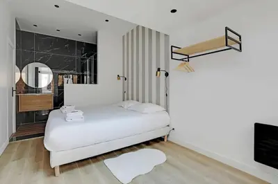 Un ou plusieurs lits dans un hébergement de l'établissement Magnificent loft Porte Versailles & Champs de Mars