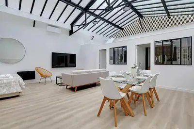 Télévision ou salle de divertissement dans l'établissement Magnificent loft Porte Versailles & Champs de Mars