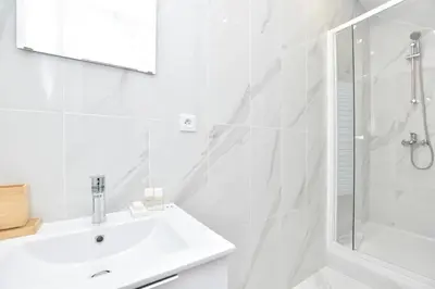 Salle de bains dans l'établissement Modern 3BD for 8 guests in Bastille Voltaire