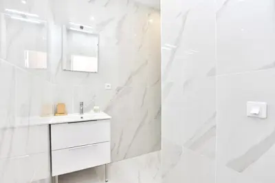 Salle de bains dans l'établissement Modern 3BD for 8 guests in Bastille Voltaire