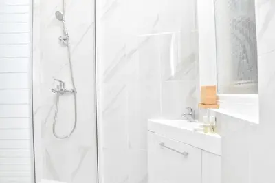 Salle de bains dans l'établissement Modern 3BD for 8 guests in Bastille Voltaire