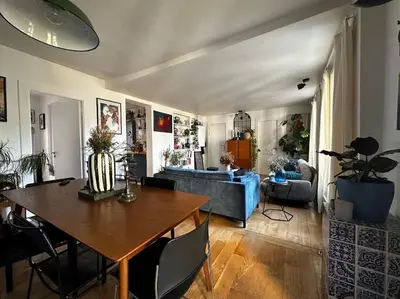 Télévision ou salle de divertissement dans l'établissement Charmant Appartement Parisien