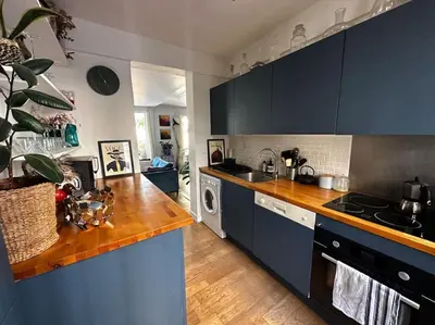 Cuisine ou kitchenette dans l'établissement Charmant Appartement Parisien