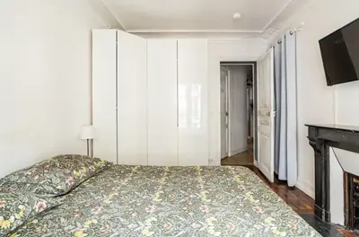 Un ou plusieurs lits dans un hébergement de l'établissement Spacious bright apartment in Montmartre Paris
