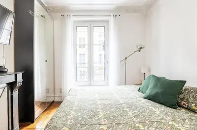 Un ou plusieurs lits dans un hébergement de l'établissement Spacious bright apartment in Montmartre Paris
