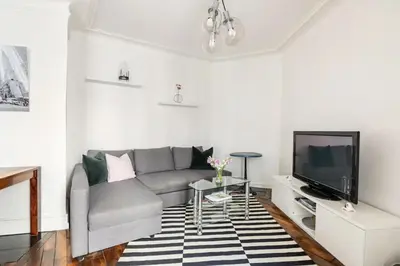 Télévision ou salle de divertissement dans l'établissement Spacious bright apartment in Montmartre Paris