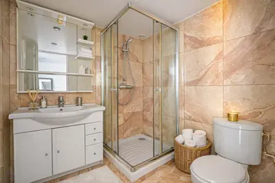 Salle de bains dans l'établissement Le Duplex Cœur de Montmartre # Confort et Charme - Proche Sacré-Coeur