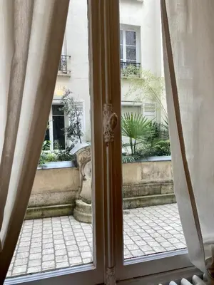 Balcon ou terrasse dans l'établissement Charmant appartement Paris 8.