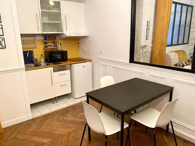 Cuisine ou kitchenette dans l'établissement Charmant appartement Paris 8.