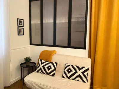 Coin salon dans l'établissement Charmant appartement Paris 8.