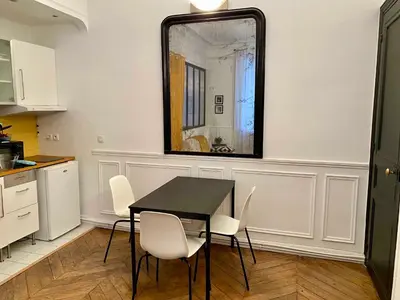 Cuisine ou kitchenette dans l'établissement Charmant appartement Paris 8.