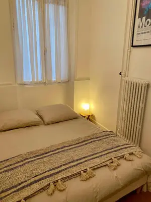 Un ou plusieurs lits dans un hébergement de l'établissement Charmant appartement Paris 8.