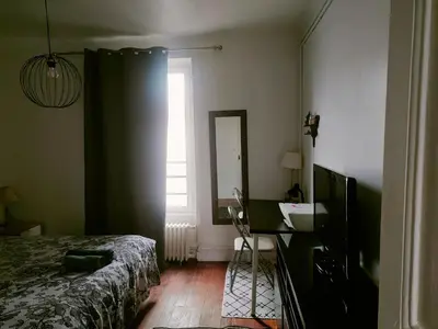 Un ou plusieurs lits dans un hébergement de l'établissement Chambre spacieuse vu sur la tour