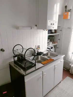 Cuisine ou kitchenette dans l'établissement Chambre spacieuse vu sur la tour