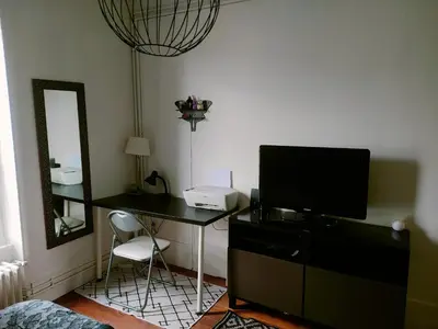Télévision ou salle de divertissement dans l'établissement Chambre spacieuse vu sur la tour