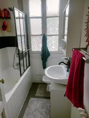 Salle de bains dans l'établissement Chambre spacieuse vu sur la tour