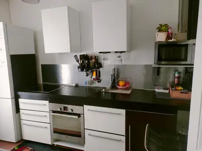 Cuisine ou kitchenette dans l'établissement Chambre spacieuse vu sur la tour