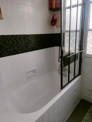 Salle de bains dans l'établissement Chambre spacieuse vu sur la tour