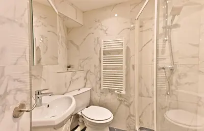 Salle de bains dans l'établissement Appartement au cœur du Marais - III